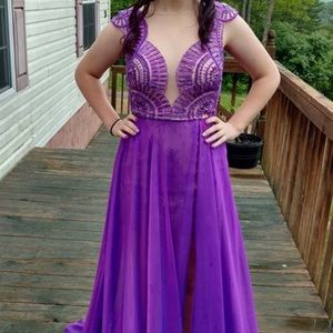 I’m selling this prom dress. Worn once